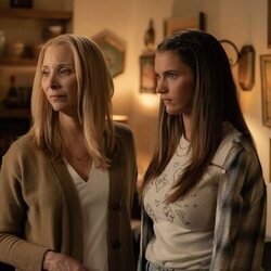 Lisa Kudrow y Chloe East en 'Oferta final' de 'No Good Deed'