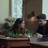 Still de Francesco Carril y Iria del Río en el 1x05 de 'Los años nuevos'