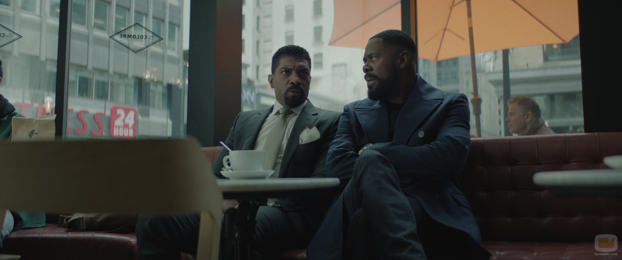 Colman Domingo y Deon Cole en 1x02 'Yibuti' de 'La locura'