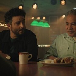 Ennis Esmer y John Ortiz en el 1x05 de 'The Madness'