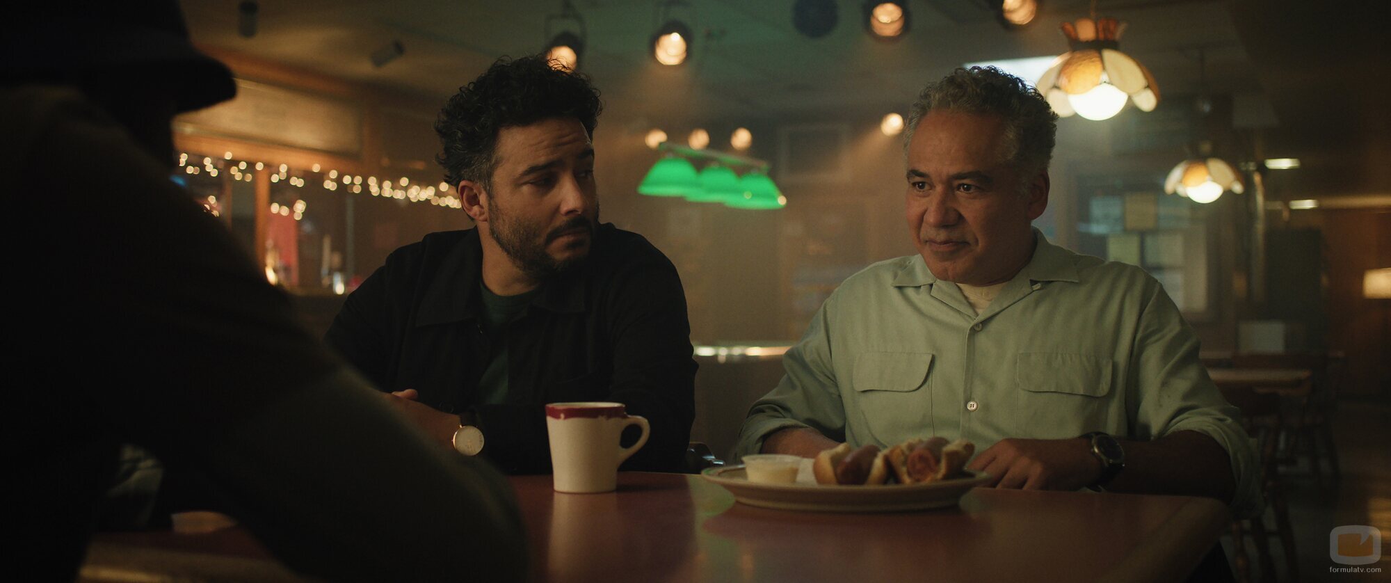 Ennis Esmer y John Ortiz en el 1x05 de 'The Madness'