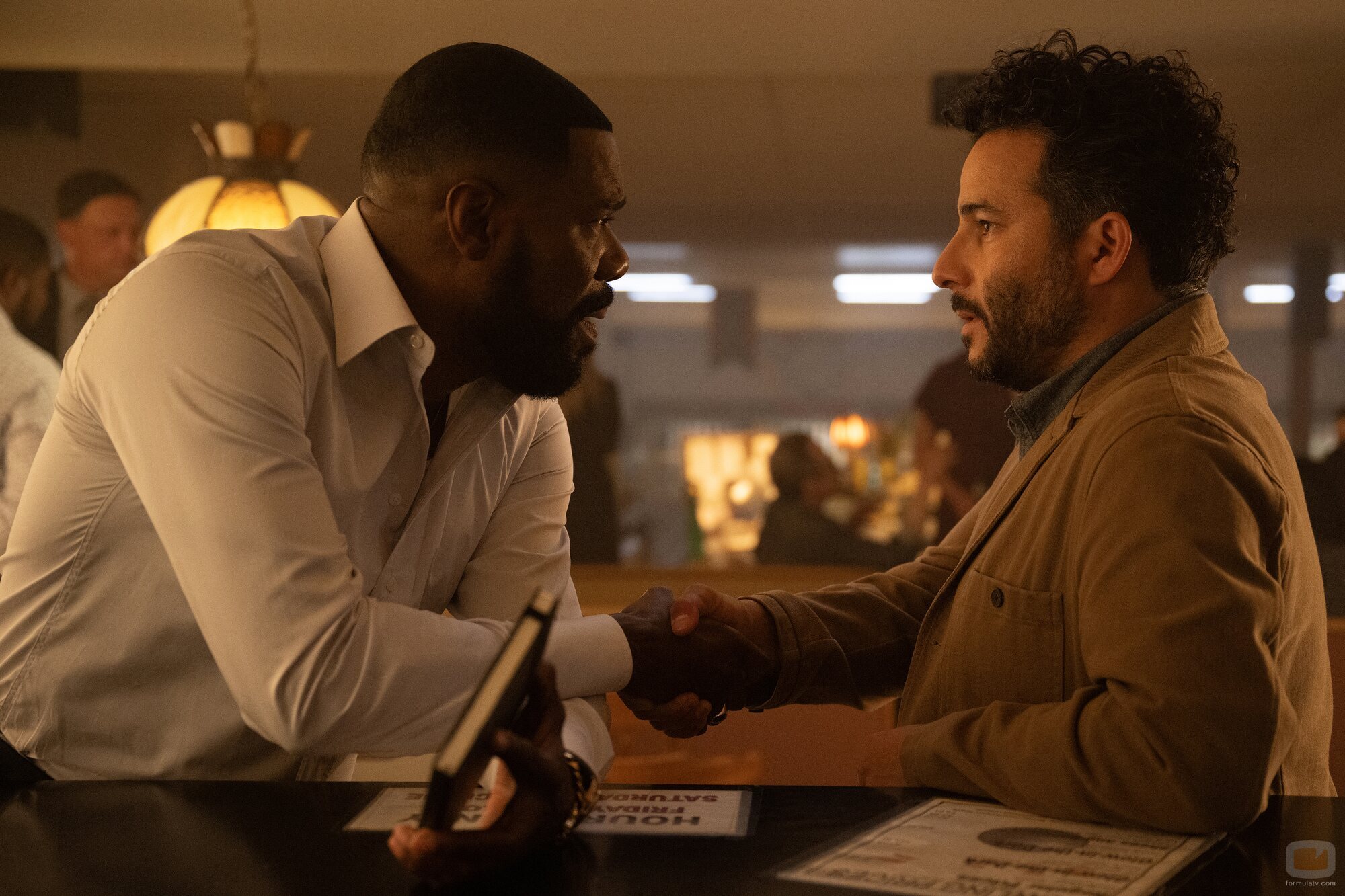 Ennis Esmer y Colman Domingo en el 1x08 de 'The Madness'