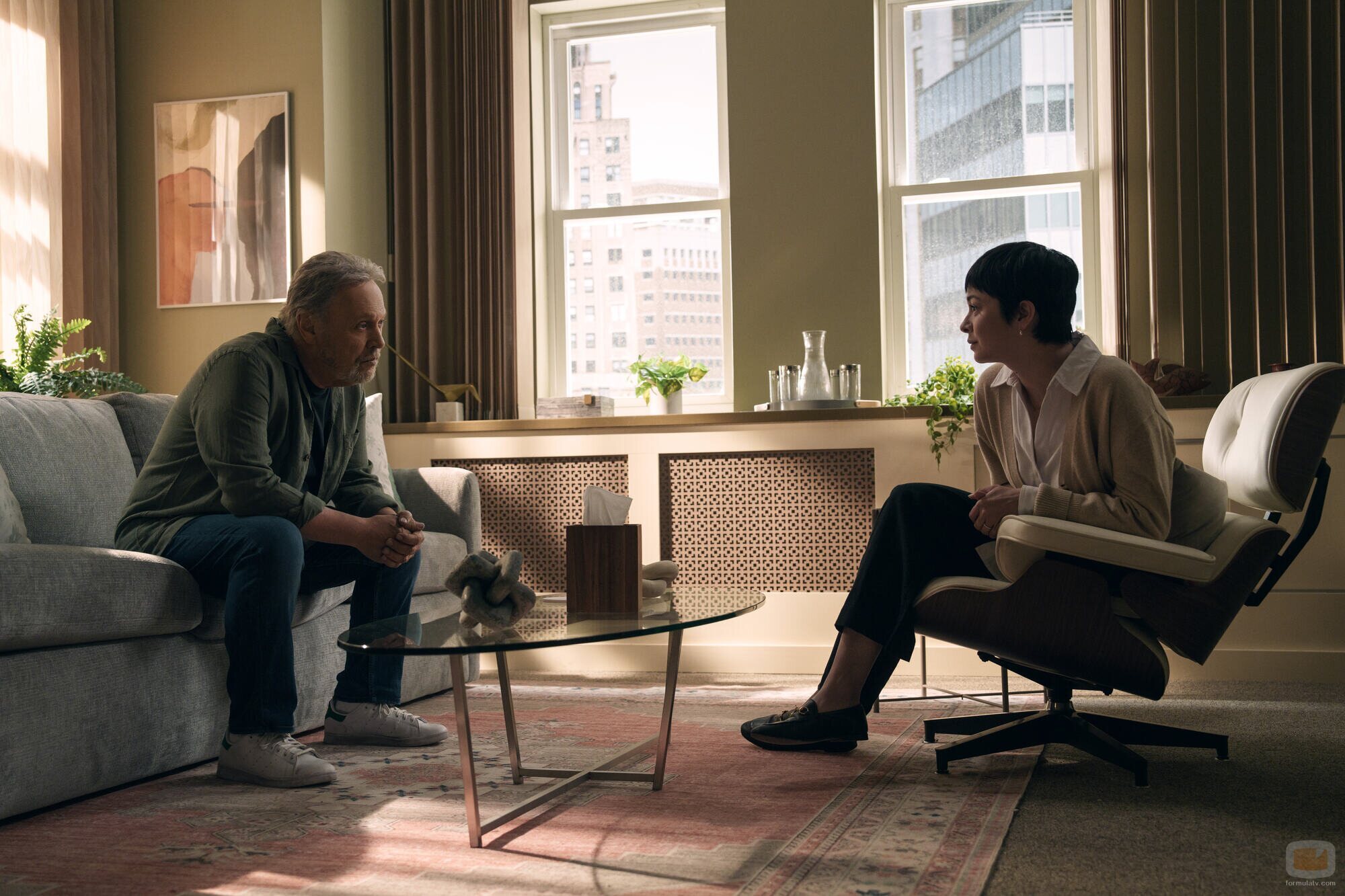 Billy Crystal y Julia Chan en el 1x01 de 'Before'