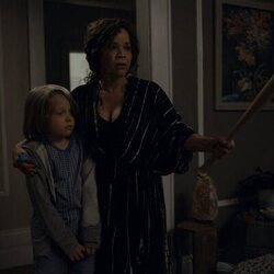 Rosie Perez y Jacobi Jupe en Capítulo 1 titulado 'El impostor' de 'Before'