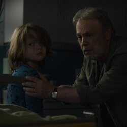 Billy Crystal y Jacobi Jupe en 1x01 titulado 'El impostor' de 'Before'