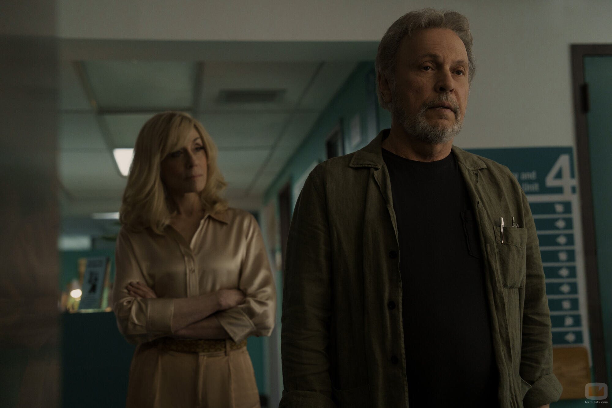 Judith Light y Billy Crystal en 1x02 'El científico' de 'Before'