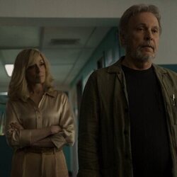 Judith Light y Billy Crystal en 1x02 'El científico' de 'Before'