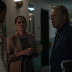 Billy Crystal y Sakina Jaffrey en el 1x03 de 'Before'