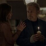 Maria Dizzia y Billy Crystal en el 1x03 de 'Before'