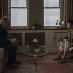 Billy Crystal y Julia Chan en la temporada 1 y el capítulo 03 de 'Before'