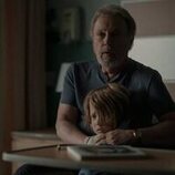 Escena de Billy Crystal y Jacobi Jupe en el 1x03 de 'Before'