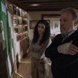 Billy Crystal y Ava Lalezarzadeh en 1x04 titulado 'Símbolos y señales' de 'Before'