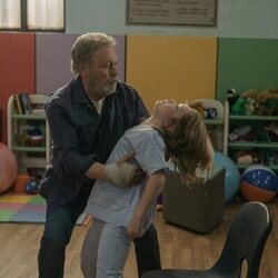 Imagen de Billy Crystal y Jacobi Jupe en Capítulo 5 titulado 'Folie à Deux' de 'Before'