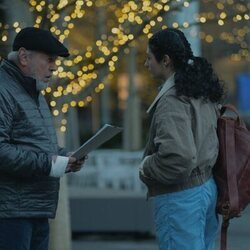 Billy Crystal y Ava Lalezarzadeh en la temporada 1 y el capítulo 06 de 'Before'