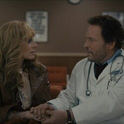 Judith Light y Billy Crystal en 1x06 'Alucinación' de 'Before'