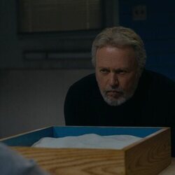 Billy Crystal en 1x07 titulado 'El poder de la convicción' de 'Before'