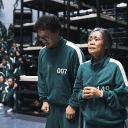 Still de Yang Dong-geun y Kang Ae-shim en Capítulo 3 titulado '001' de 'El juego del calamar'