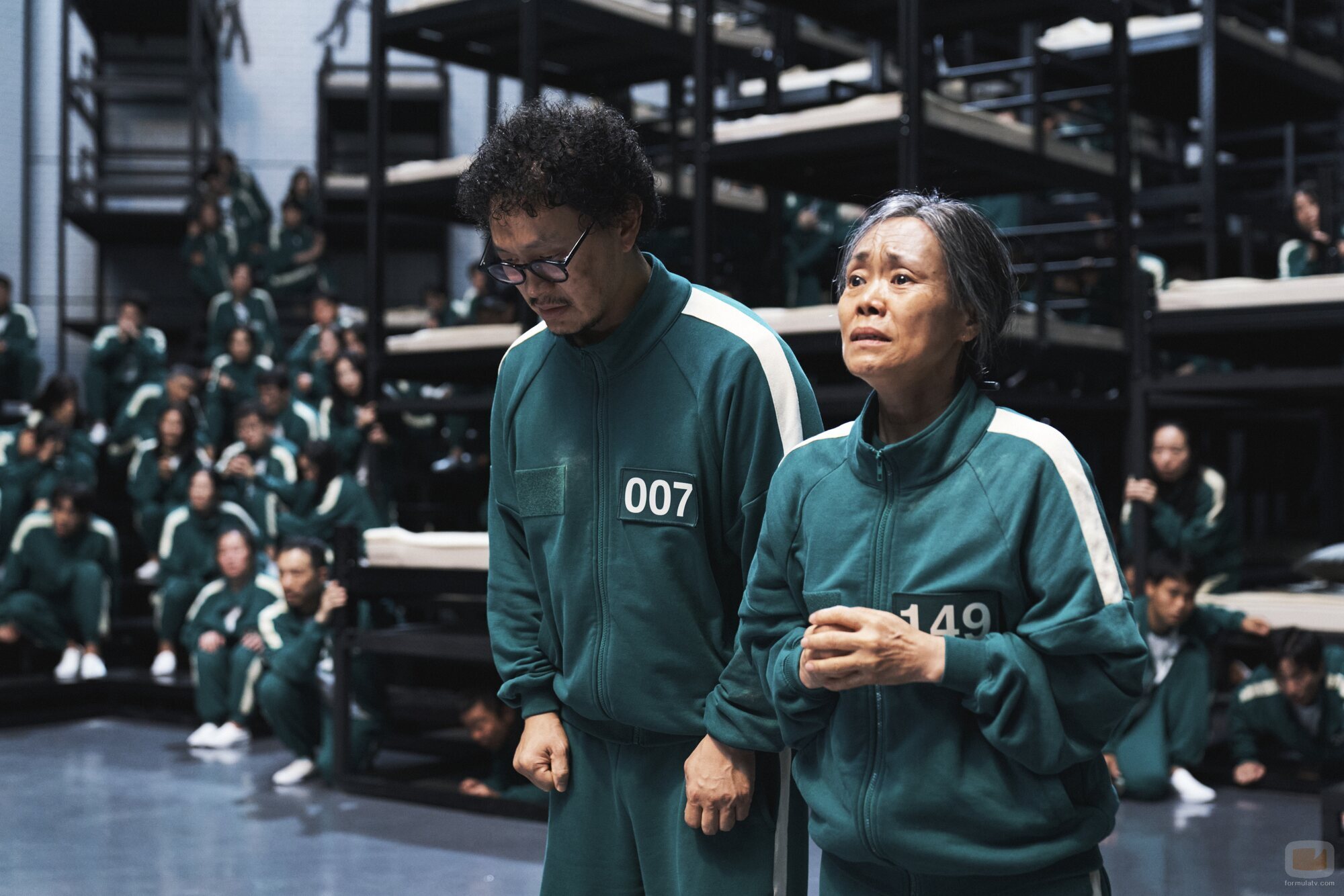 Still de Yang Dong-geun y Kang Ae-shim en Capítulo 3 titulado '001' de 'El juego del calamar'