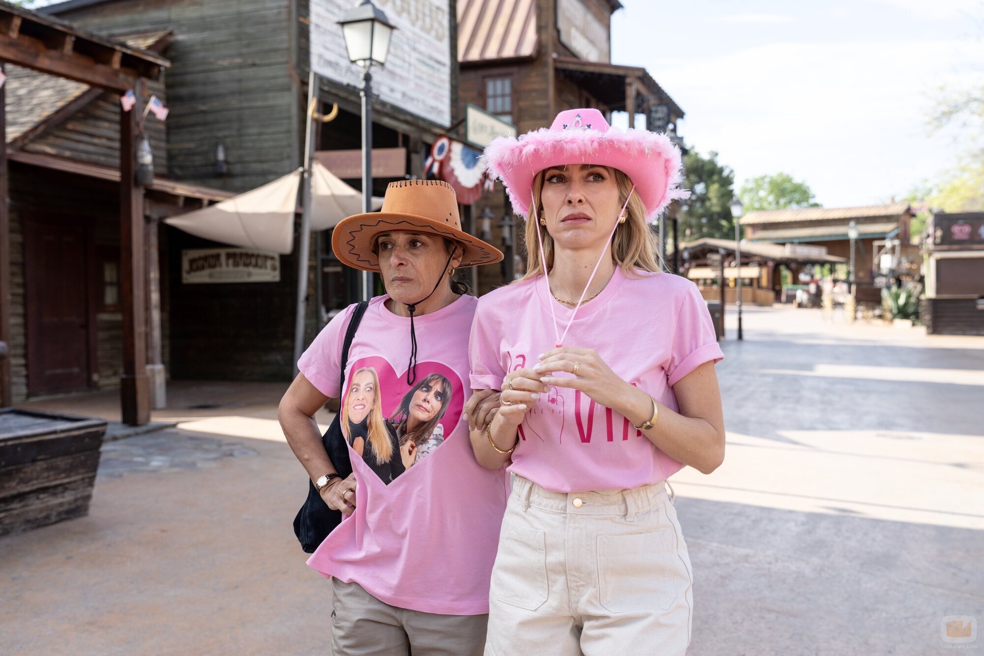 Kira Miró y Raquel Guerrero en 3x09 'Contacto cero' de 'Machos Alfa'