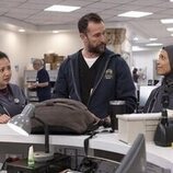 Noah Wyle y Kristin Villanueva en 1x01 titulado '7:00 A.M.' de 'The Pitt'