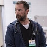 Noah Wyle en 1x01 '7:00 A.M.' de 'The Pitt'