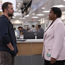 Noah Wyle y Michael Hyatt en 1x01 titulado '7:00 A.M.' de 'The Pitt'