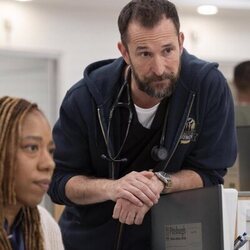 Imagen de Noah Wyle en '7:00 A.M.' de 'The Pitt'