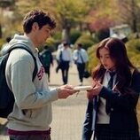 Noah Centineo y Anna Cathcart en el 2x06 de 'Besos, Kitty'