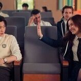 Sang Heon Lee y Anna Cathcart en la temporada 2 y el capítulo 07 de 'Besos, Kitty'