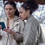 Rosalind Eleazar y Jessica Plummer en el 1x01 de 'Te echo de menos'
