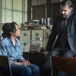 Richard Armitage y Rosalind Eleazar en la temporada 1 y el capítulo 05 de 'Te echo de menos'