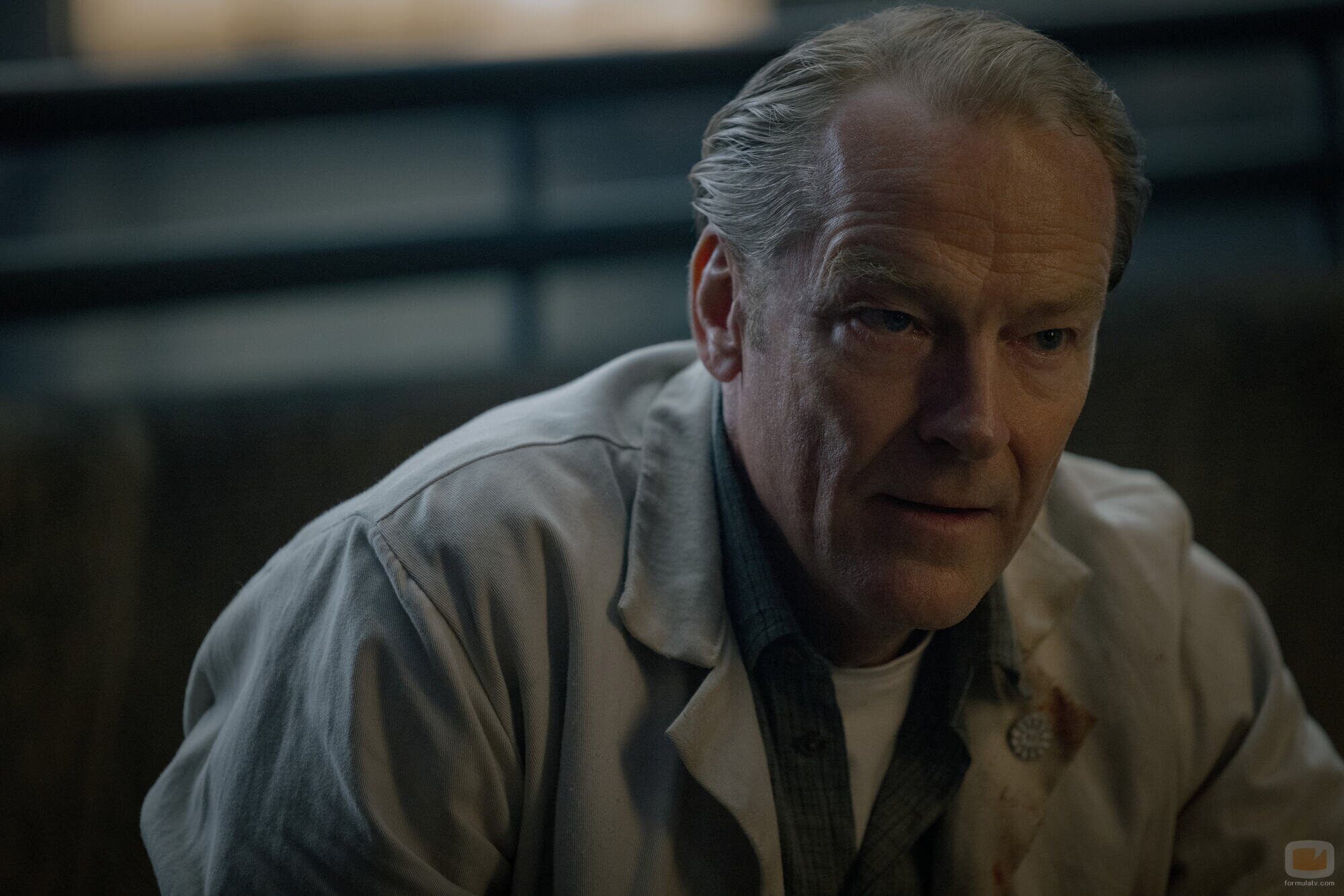 Iain Glen en 2x10 titulado 'En el fuego' de 'Silo'