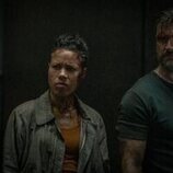 Shane McRae y Remmie Milner en la temporada 2 y el capítulo 10 de 'Silo'