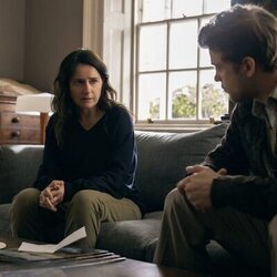 Sidse Babett Knudsen y Leo Woodall en 1x02 'Siracusa' de 'Prime Target'