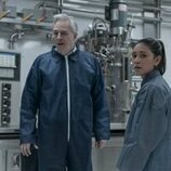 Jay Karnes y Luciane Buchanan en el 2x08 de 'El agente nocturno'