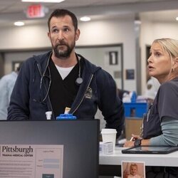 Noah Wyle y Katherine LaNasa en la temporada 1 y el capítulo 03 de 'The Pitt'