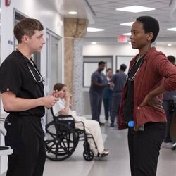 Gerran Howell y Tracy Ifeachor en la temporada 1 y el capítulo 03 de 'The Pitt'