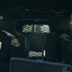 Troian Bellisario y Brandon Larracuente en el 1x01 de 'On Call'