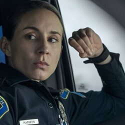 Troian Bellisario en el 1x01 de 'On Call: Long Beach P.D.'