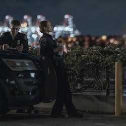 Troian Bellisario y Brandon Larracuente en el 1x01 de 'On Call: Long Beach P.D.'