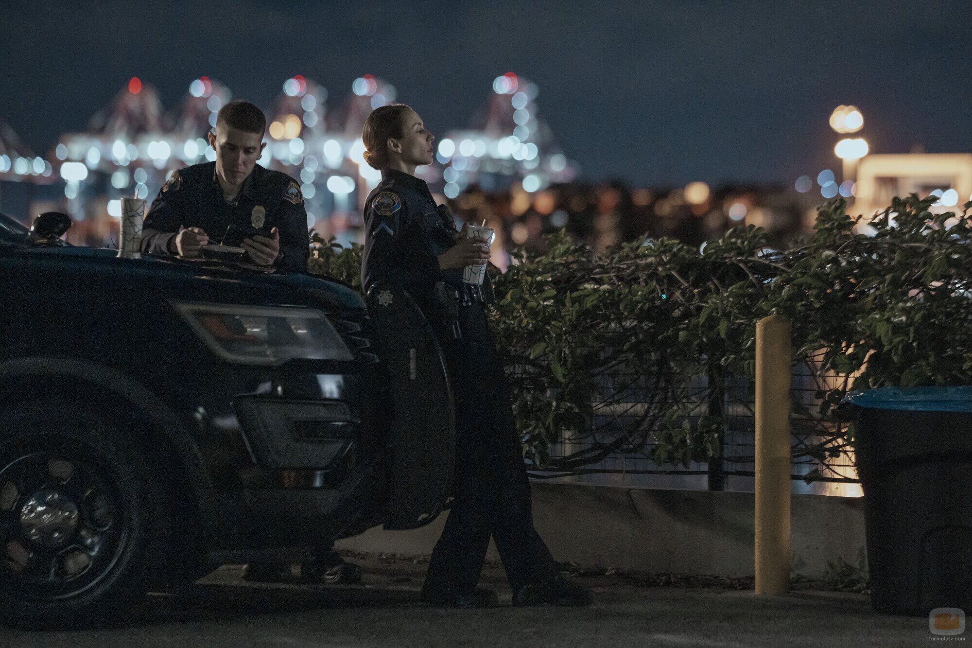 Troian Bellisario y Brandon Larracuente en el 1x01 de 'On Call: Long Beach P.D.'
