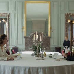 Lambert Wilson y Carole Bouquet en el 'Ser o no ser un Ledu' de 'La Maison: The Fabric of Power'