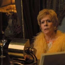 Carol Burnett en el 1x03 de 'Palm Royale'