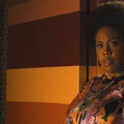 Amber Chardae Robinson en 1x04 'Maxine juega sus cartas' de 'Palm Royale'