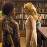 Kristen Wiig y Amber Chardae Robinson en 'Maxine agita el avispero' de 'Palm Royale'