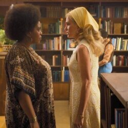 Kristen Wiig y Amber Chardae Robinson en 'Maxine agita el avispero' de 'Palm Royale'