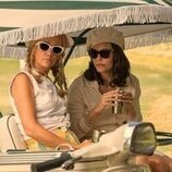 Kristen Wiig y Leslie Bibb en 1x05 titulado 'Maxine agita el avispero' de 'Palm Royale'