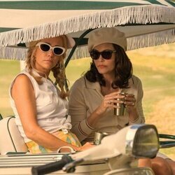 Kristen Wiig y Leslie Bibb en 1x05 titulado 'Maxine agita el avispero' de 'Palm Royale'