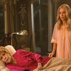 Kristen Wiig y Carol Burnett en 'Maxine agita el avispero' de 'Palm Royale'