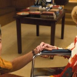 Ricky Martin y Carol Burnett en el 1x05 de 'Palm Royale'